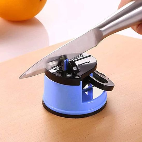 aiguiseur couteau bleu ventouse affutage lame sur planche bois