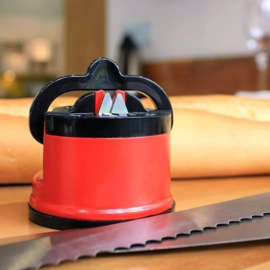aiguiseur couteau compact rouge posé près pain frais