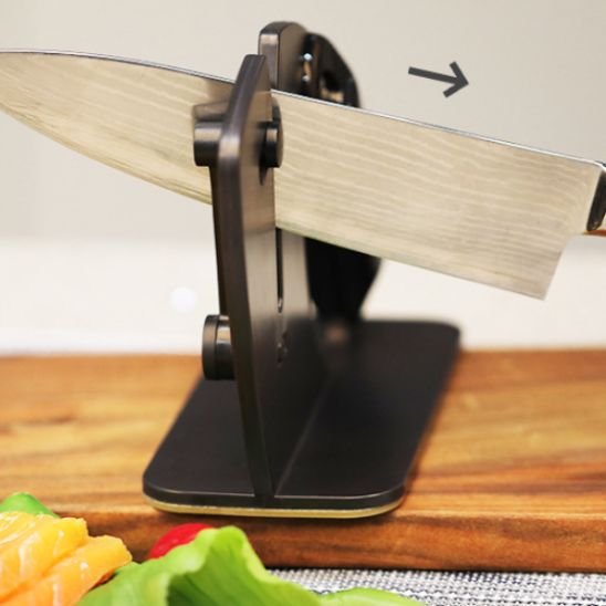 aiguiseur couteau design acier noir sur planche bois