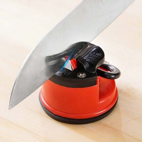 aiguiseur couteau rouge utilisation securisee lame acier cuisine