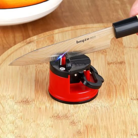 aiguiseur couteau ventouse rouge affutage lame sur bois