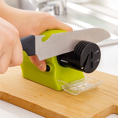 Aiguiseur de couteau compact utilise sur planche bois cuisine