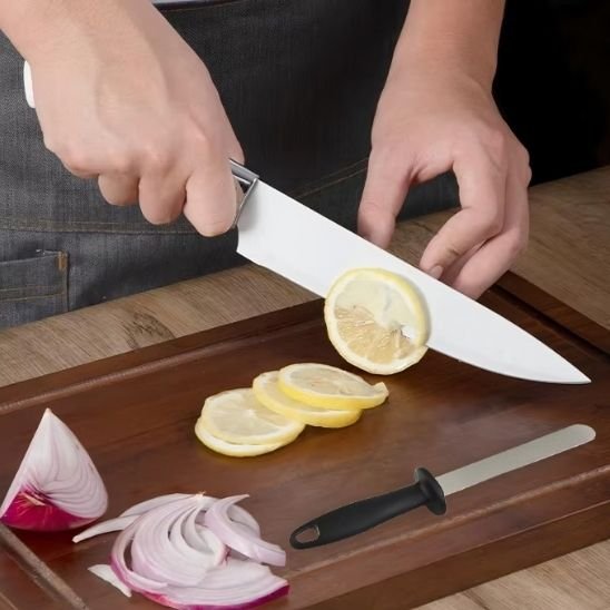 decoupe citron oignon cuisine apres aiguiseur couteau 