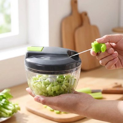 Hachoir manuel traction cordon legumes verts main