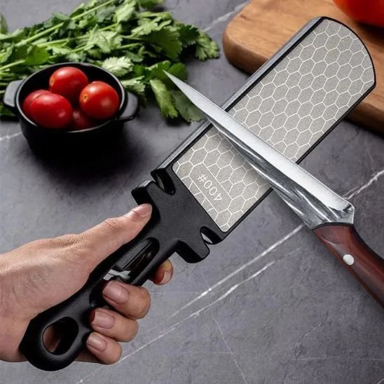 main utilisant aiguiseur couteau ergonomique affutage lame