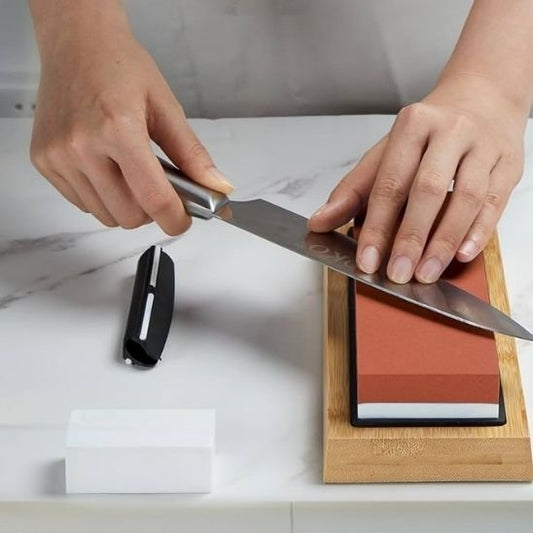 Pierre à aiguiser double face rouge orange socle bois